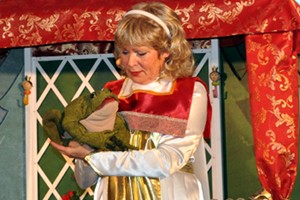 Prinzessin Herzegunde hält den Frosch in Händen.