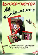 Plakat des Theaterstücks Hexe Schmusemunds Abenteuer im Fliegenpilzwald mit drei Fotos der schwarz-rot gekleideten Hexe an ihrem Hexenhäuschen.