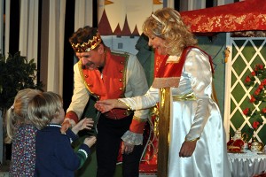 Prinz und Prinzessin sprechen mit Kindern im Publikum.