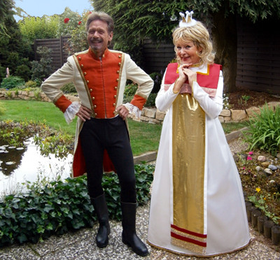 Der menschliche Prinz und die
				Prinzessin stehen nebeneinander im Schlosspark.
