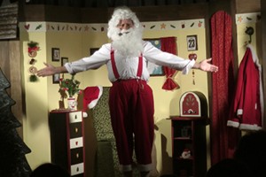 Der Weihnachtsmann präsentiert sich den Kindern im Publikum.