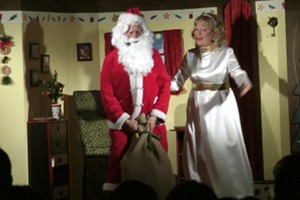 Der Weihnachtsmann ist nun vollständig angezogen und hält schon den gefüllt Nikolaussack in den Händen. Das Christkind steht neben ihm und spricht mit den Kindern im Publikum.
